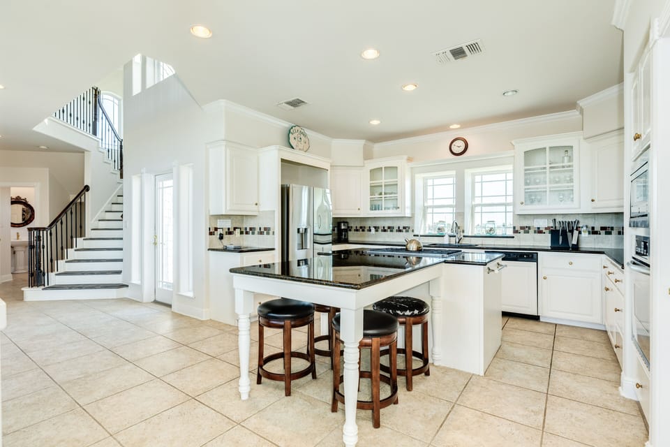 Additional seating for 4 at the kitchen island