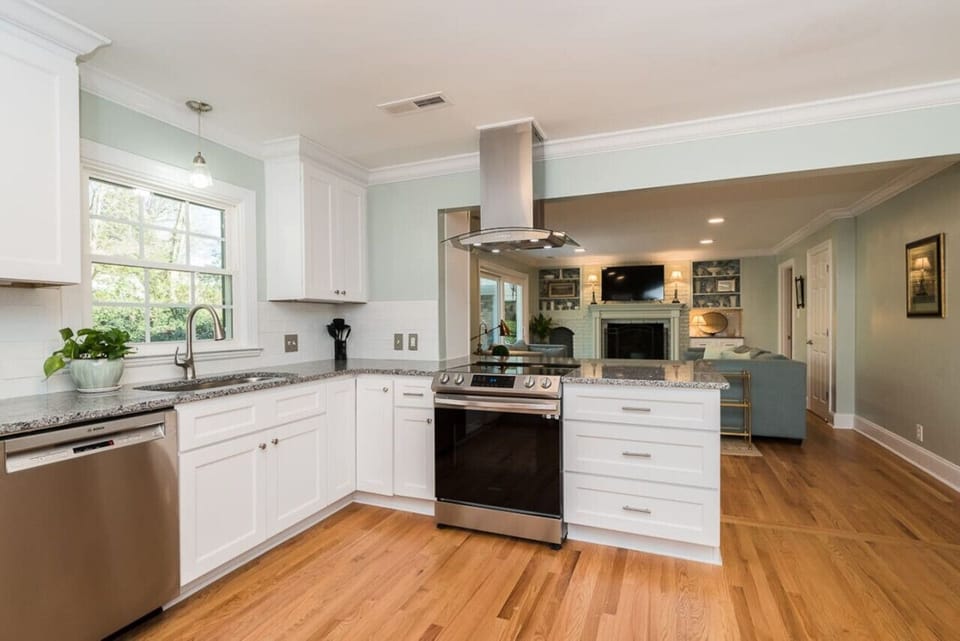 This kitchen sparkles, and it`s waiting to be filled with yummy fragrances you create!