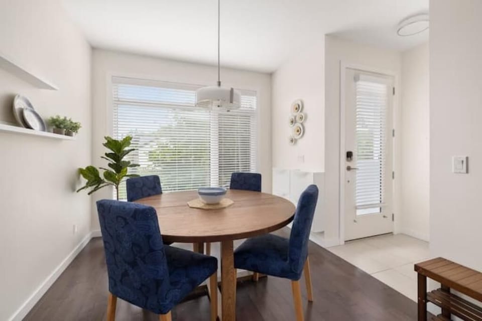Dining area that seats 4.