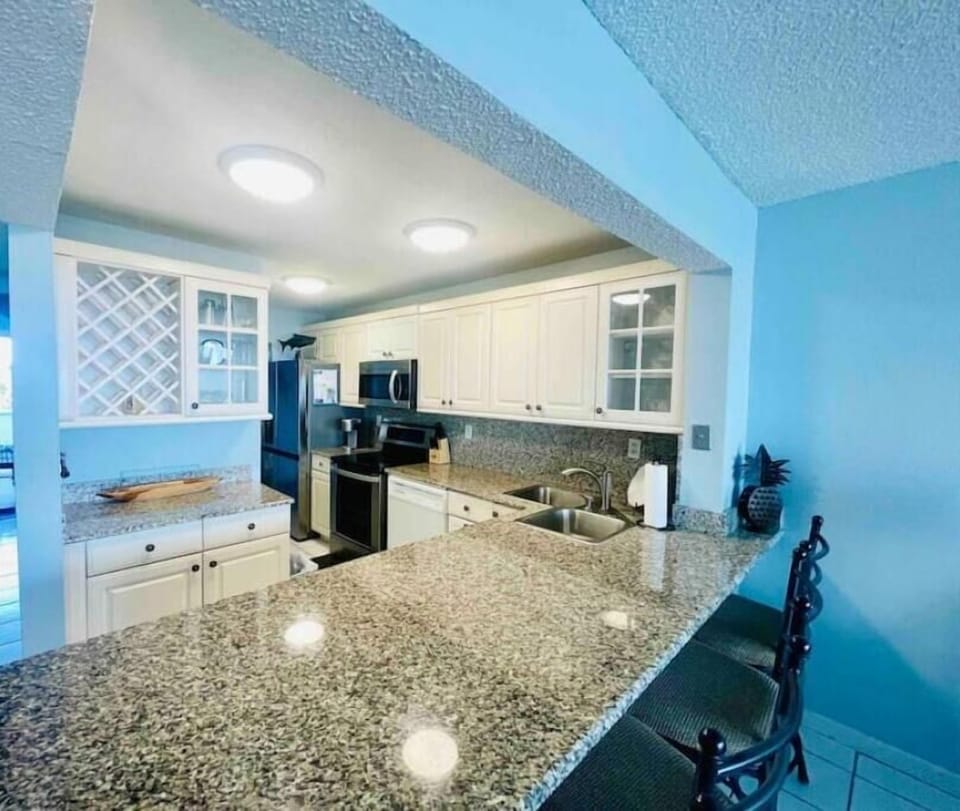 Tidy, fully equipped kitchen with just about everything you need. :)