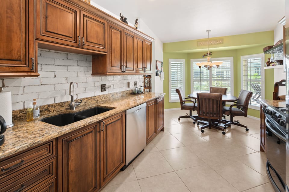 Kitchen w/ dishwasher