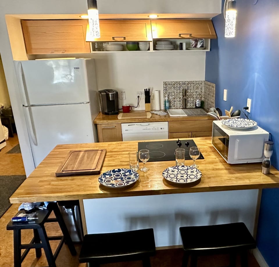 Full size applianced kitchen