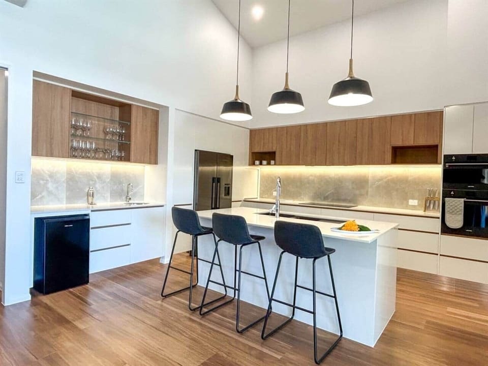 Beach Break - Bar and Kitchen area