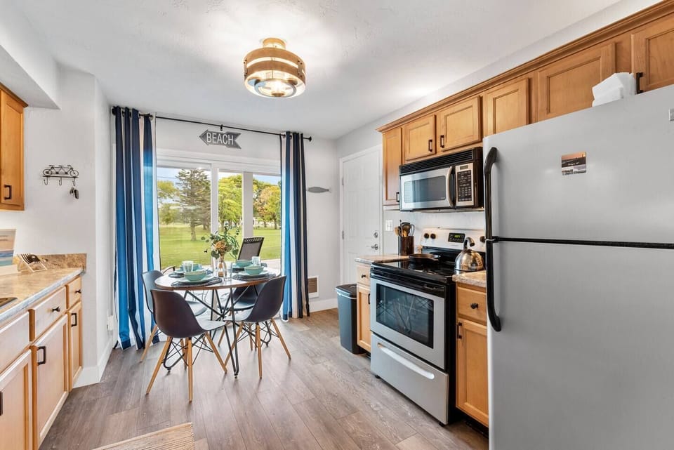 Eat-in kitchen w/ inviting views of the lake while you dine.
