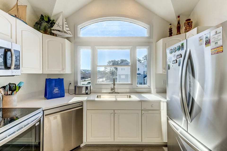 Top-Level Kitchen with Bar (seats 5)