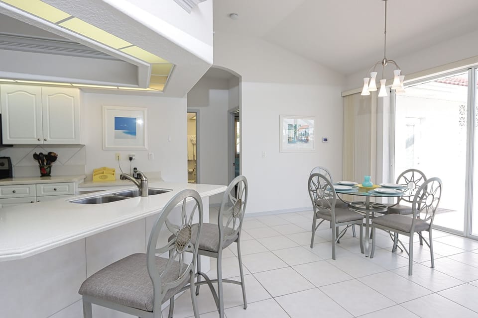 Breakfast nook with bar area