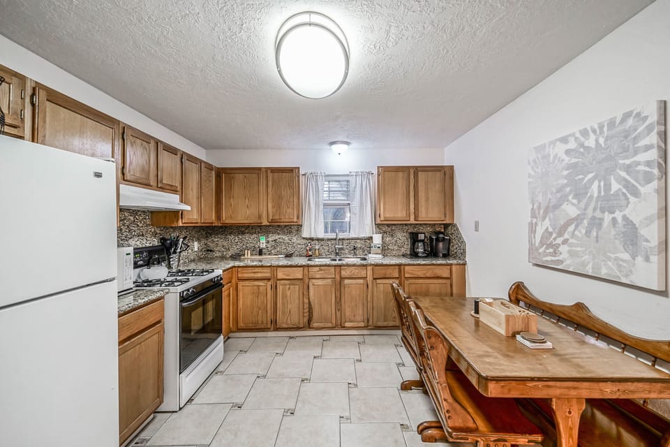 Full kitchen with breakfast table.