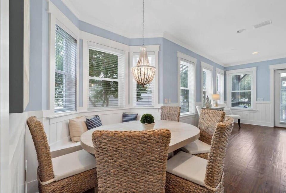 Dining for up to 8 ~ With Built in Bench