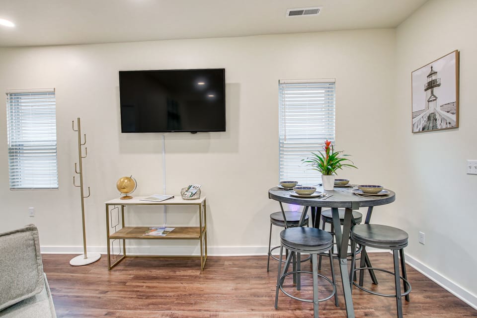 Dining Area | Dishware/Flatware