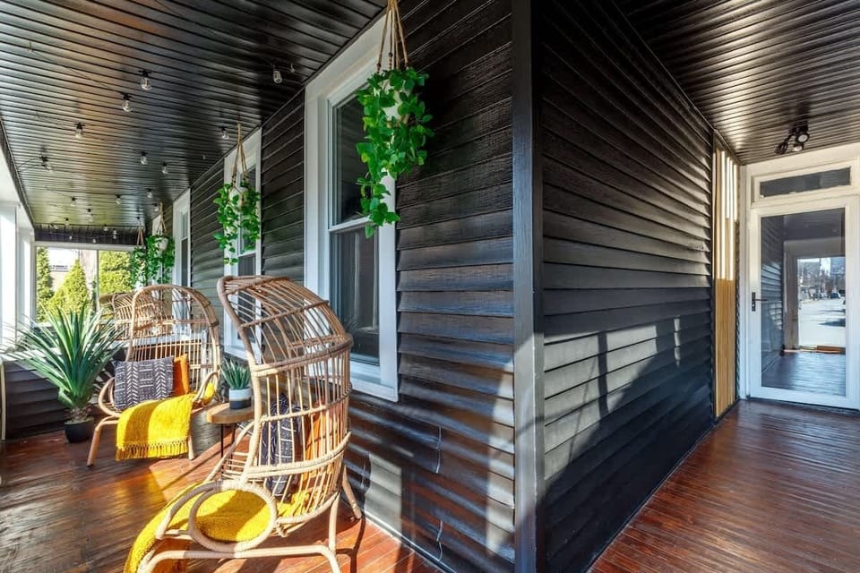 private & cozy patio space with a welcoming feel the ideal spot to enjoy your morning coffee or a quiet evening!