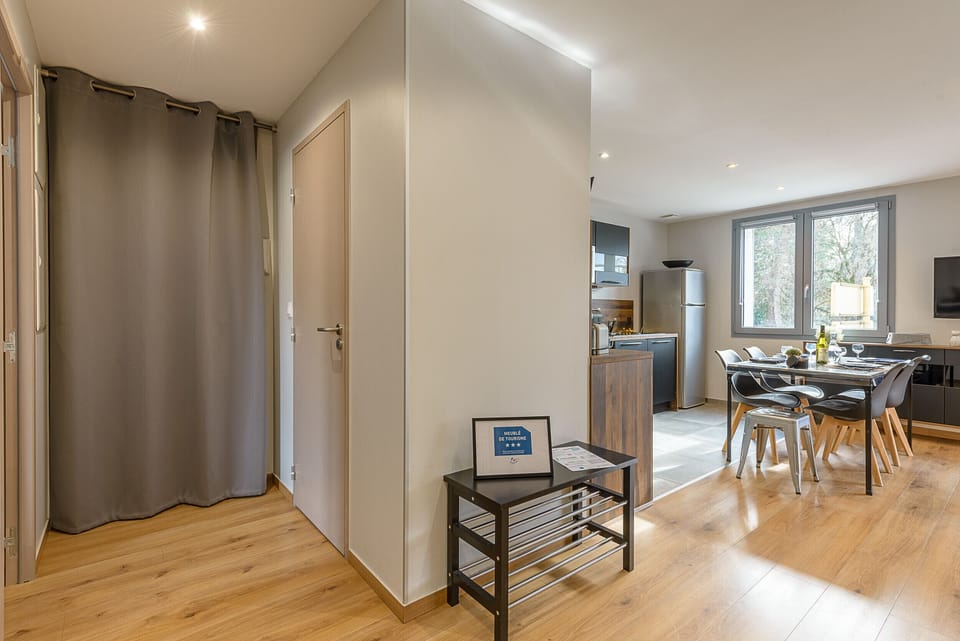 Discover our magnificent, light-filled living room, with its open, fully-equipped kitchen. Enjoy the generous space of this convivial room, ideal for gathering with family or friends. With its modern layout and quality finishes, this living space invites you to relax and enjoy, just a few steps from the beach and the center of Annecy.