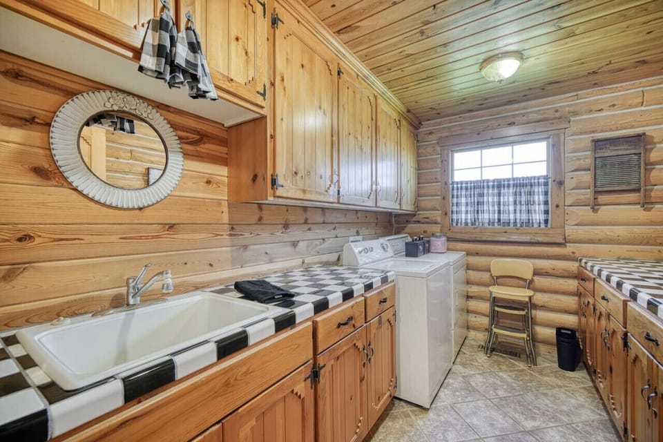 Laundry room with double sinks and washer/dryer