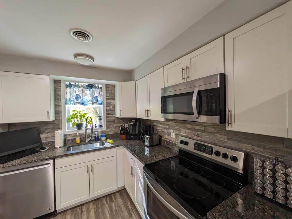 Full Kitchen
AIO Desktop
Stove, oven, refrigerator with water and ice dispenser