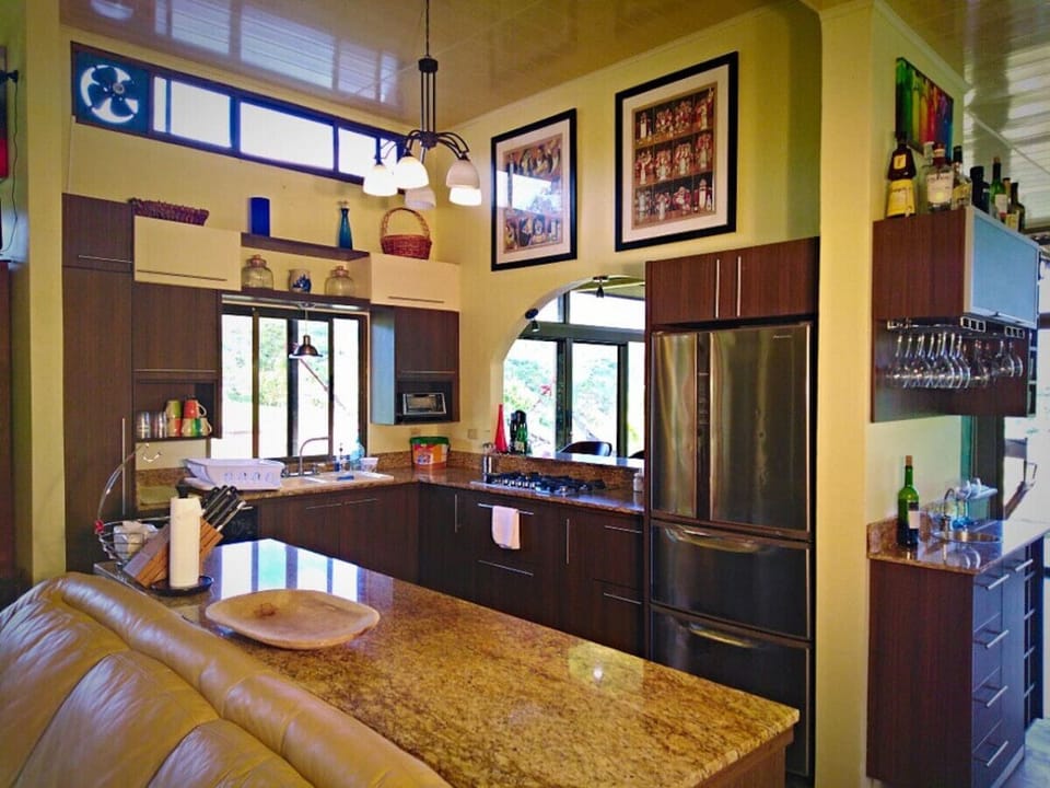 Full Kitchen ad Wet Bar.
