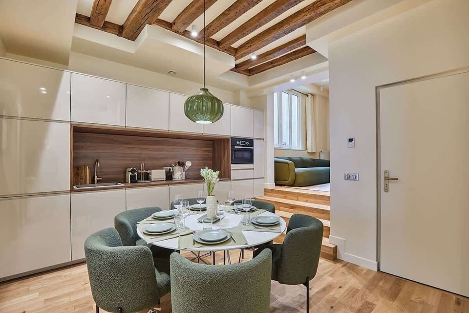 Cuisine entièrement équipée et table pour diner 