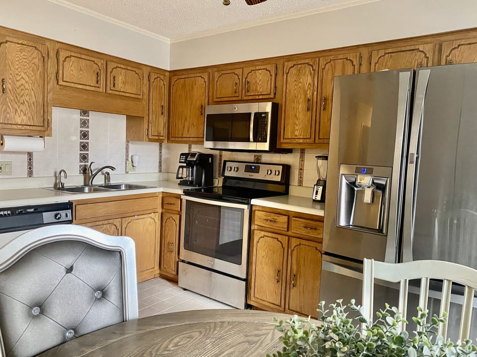 Huge fridge/ice maker.Instant hot water for tea/hot cocoa, Toaster and blender