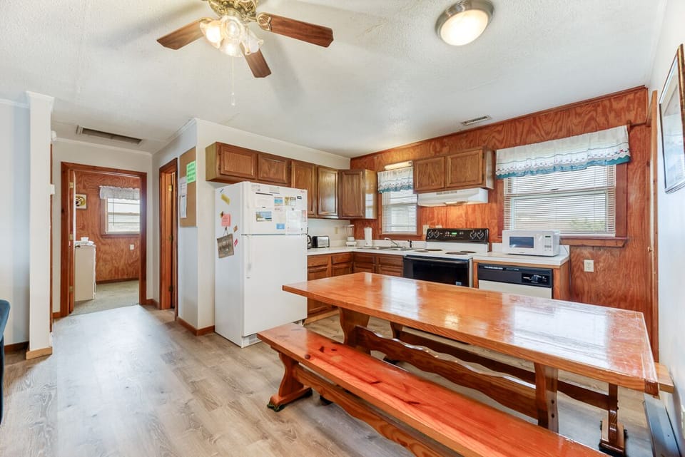 Dining Area & Kitchen