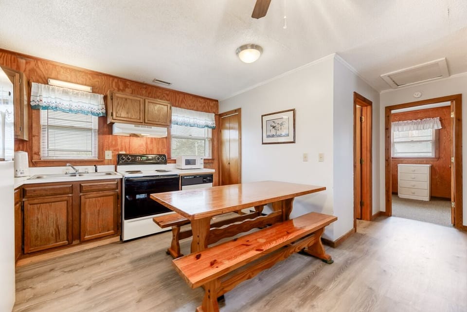 Dining Area & Kitchen