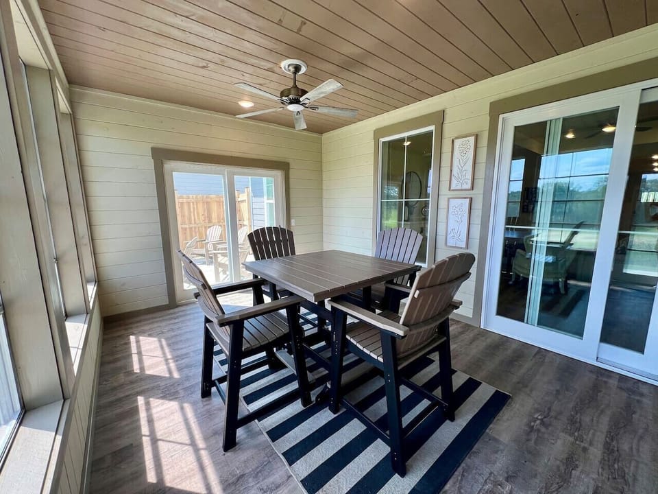 Outdoor dining