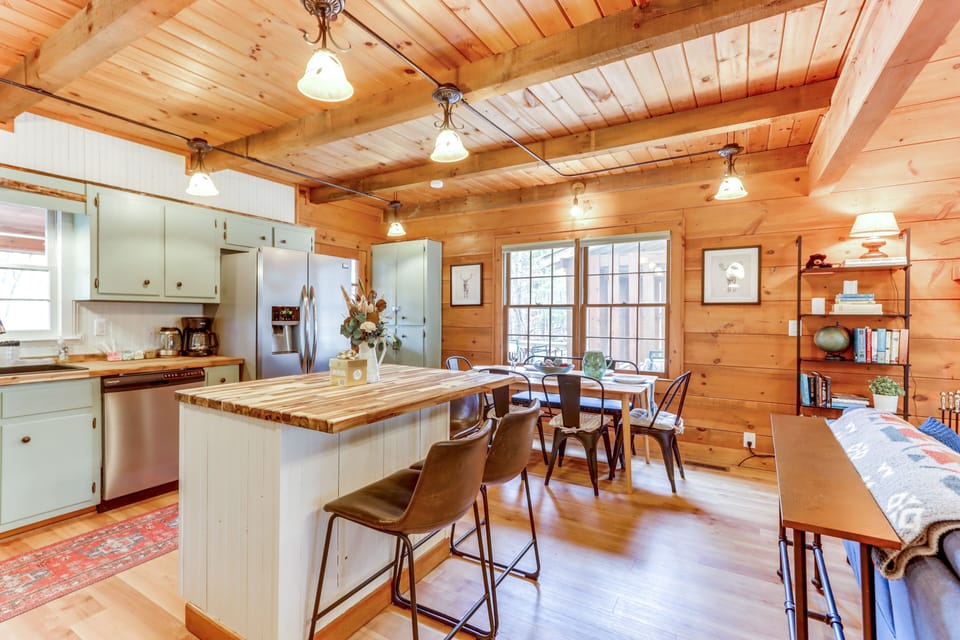 Dining Area | Dishware/Flatware | 1st Floor
