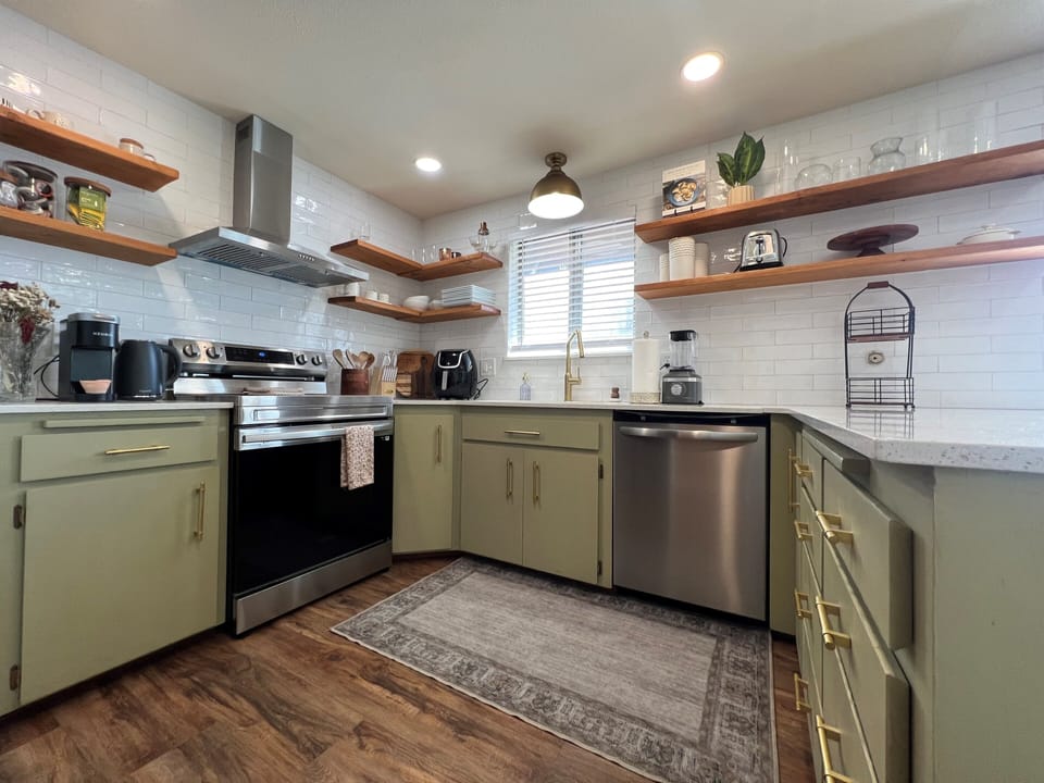 Full Kitchen, with all the cooking essentials. 