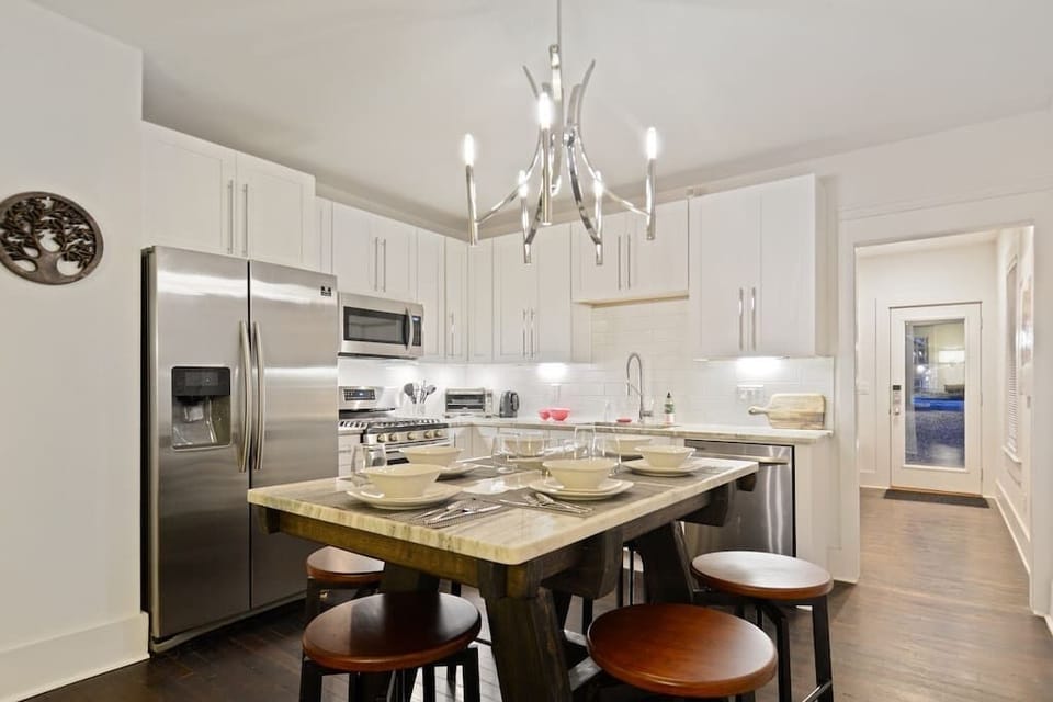 Main House- Kitchen with Dining for 6 Set Up