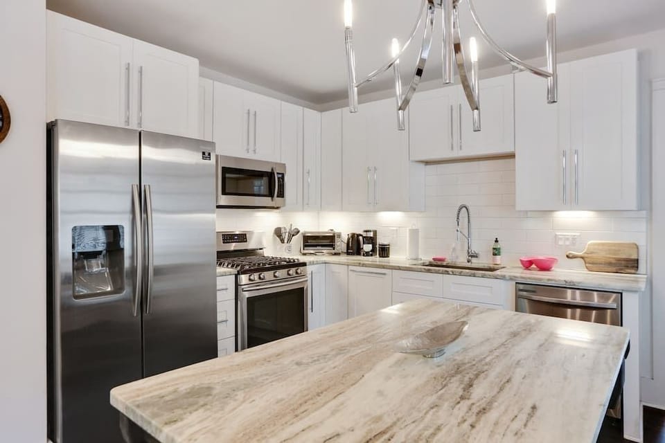 Main House- Full Chef's Kitchen w/ Island & SS Apps (Fridge, Gas Range, Microwave, Dishwasher) 
