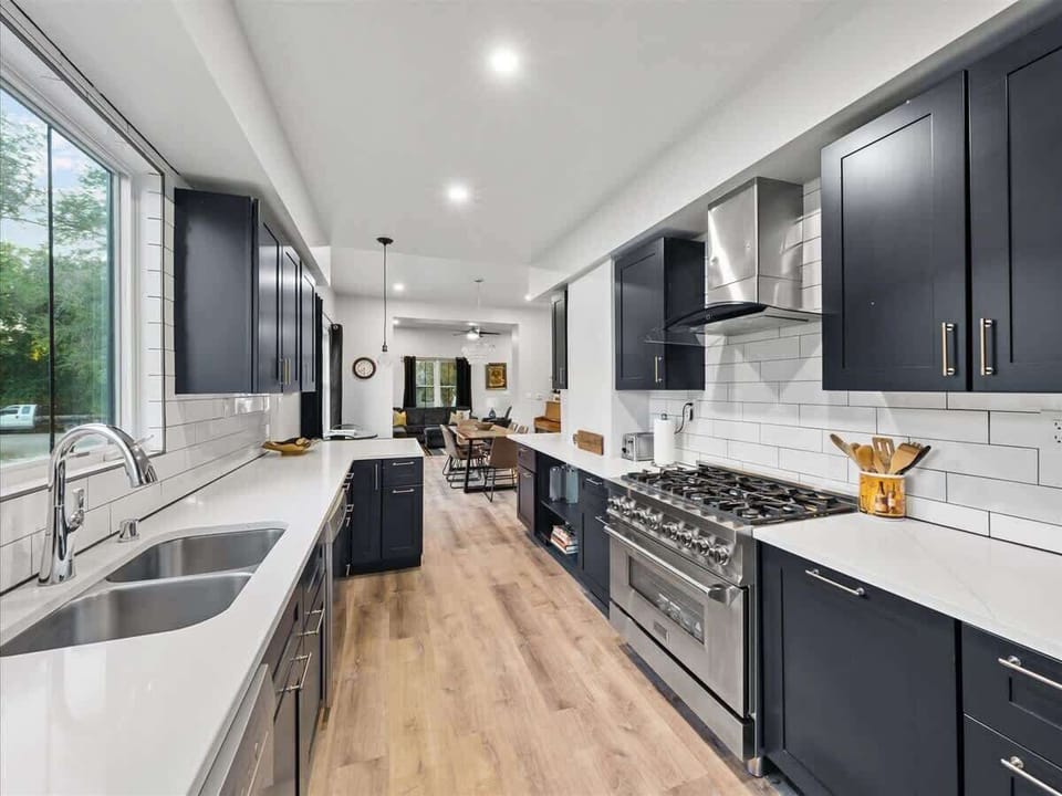 KItchen, 8 burner stove top, 2 dishwashers