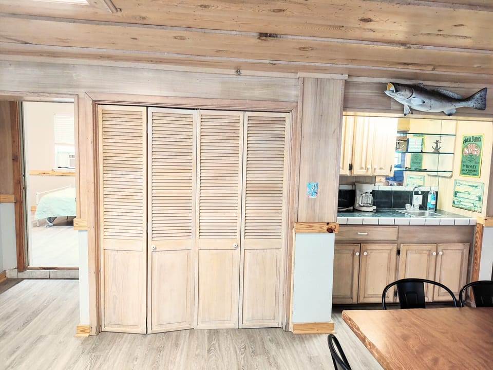 Bar and entrance to bedroom 4