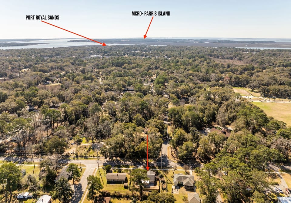 Ten minutes to Sands Beach with viewing tower or to Paris Island.