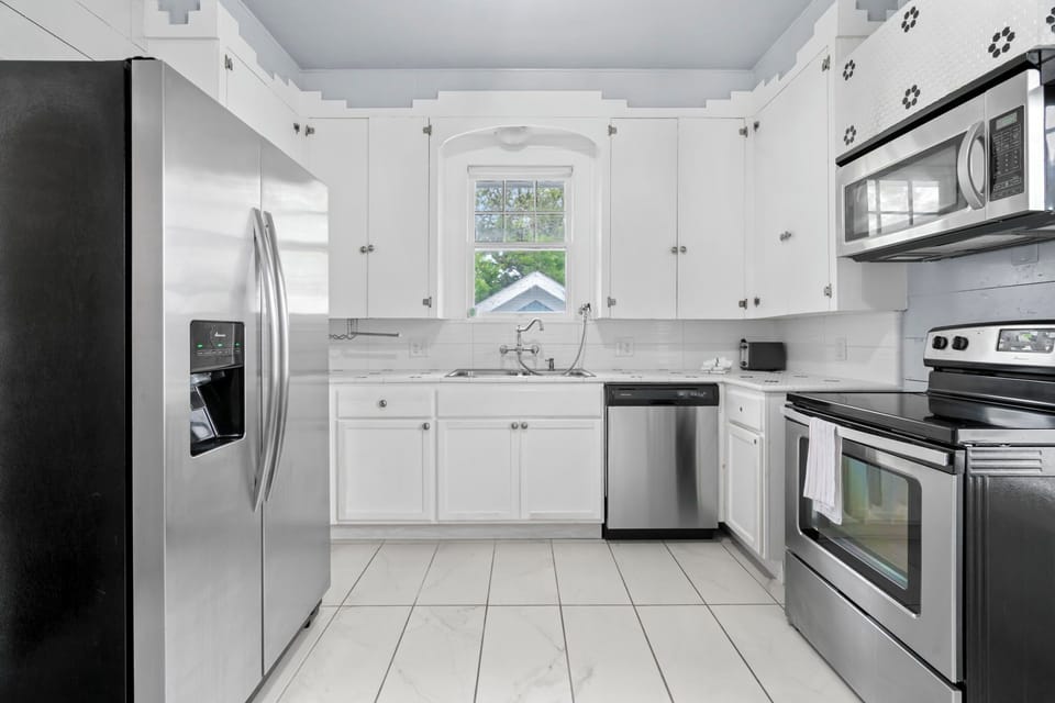 Cute little kitchen perfect for after the beach.
