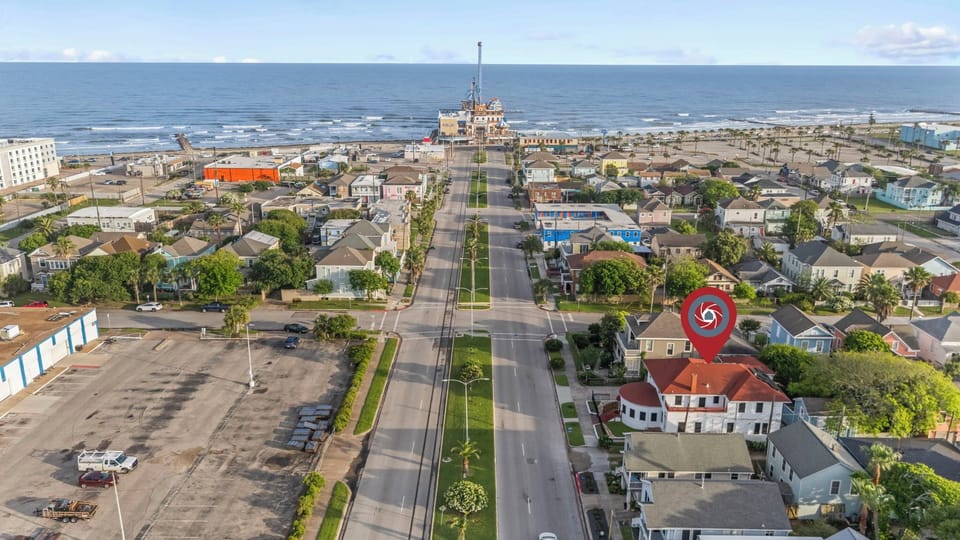 Step into a bygone era with all the comforts of a vacation rental, right by the Pleasure Pier! 🌴🏡🎡