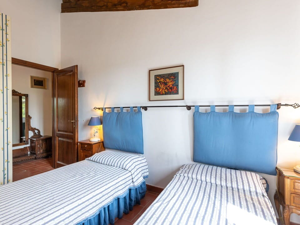 Furniture, Building, Comfort, Picture Frame, Azure, Wood, Textile, Interior Design, Bed Frame, Floor