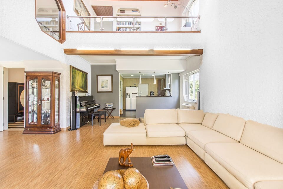 Bright open-plan living room with cream sectional sofa — Villa Marina, holiday villa in Cascais