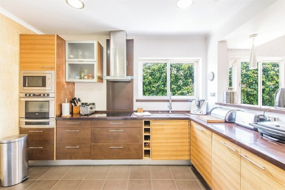 Modern wooden kitchen with double oven and island counter — Villa Marina, holiday villa in Cascais