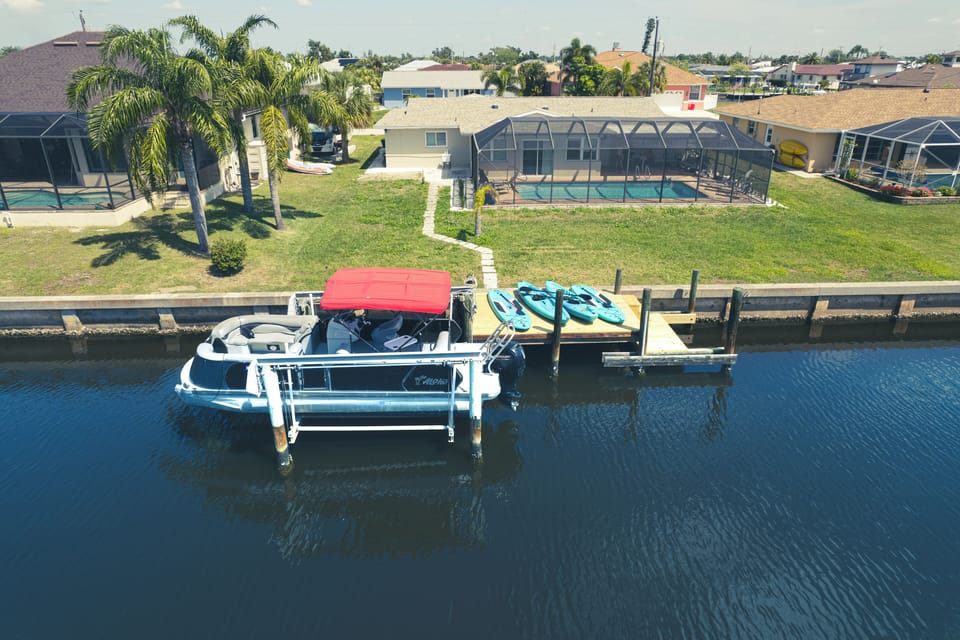 Your backyard fleet 🚤🛶 — hop on the tritoon or grab a kayak and make memories on the water.