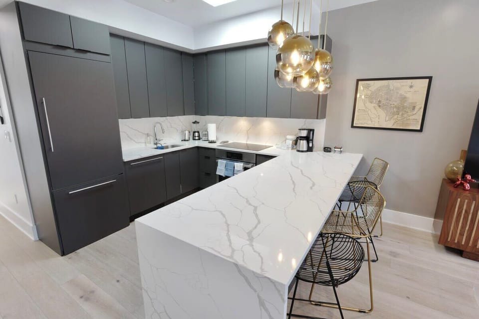 Enormous state-of-the-art kitchen, with everything you need at your fingertips!