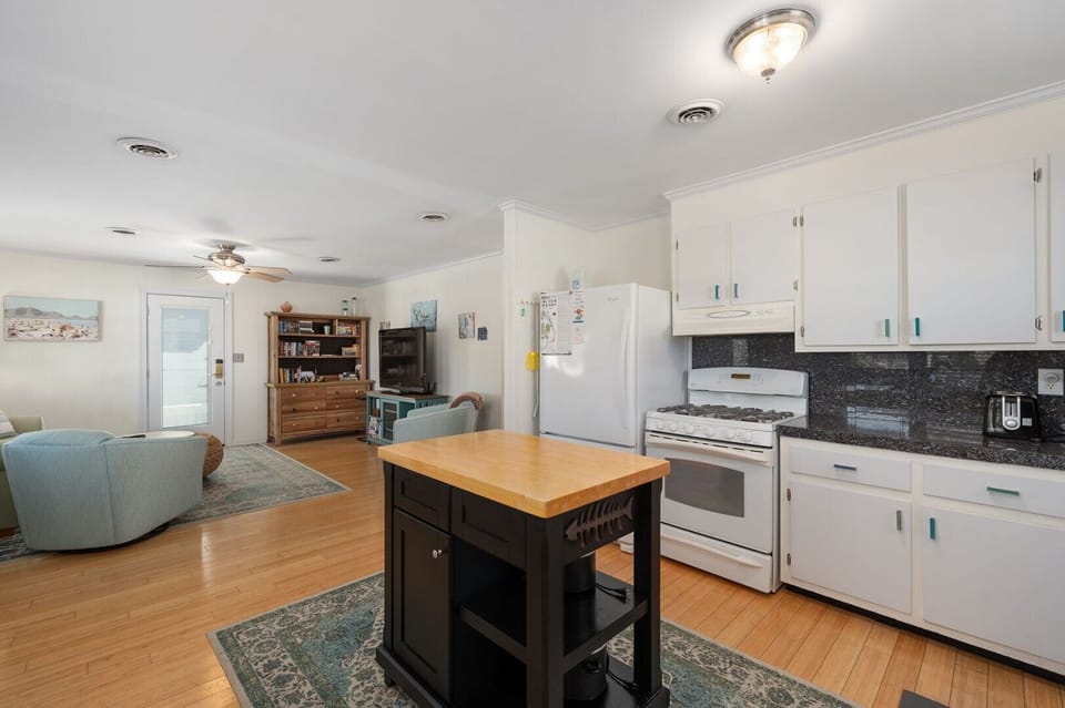 15-web-or-mls-400-The-Turtle-Shack-Kitchen-V4