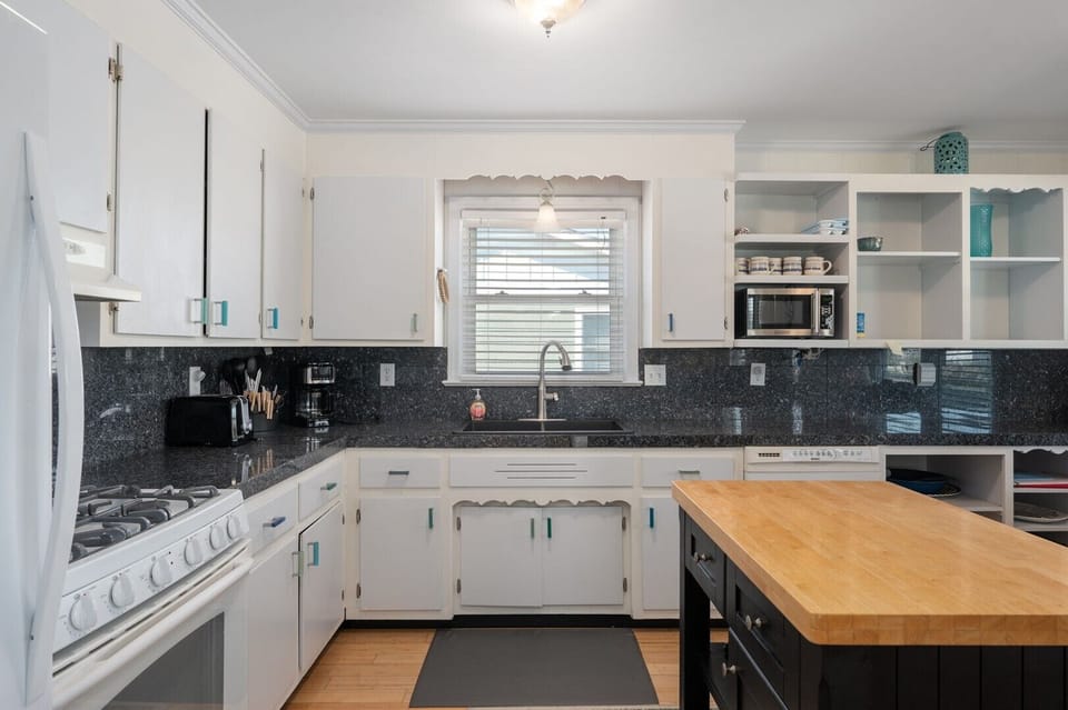 14-web-or-mls-400-The-Turtle-Shack-Kitchen-V3