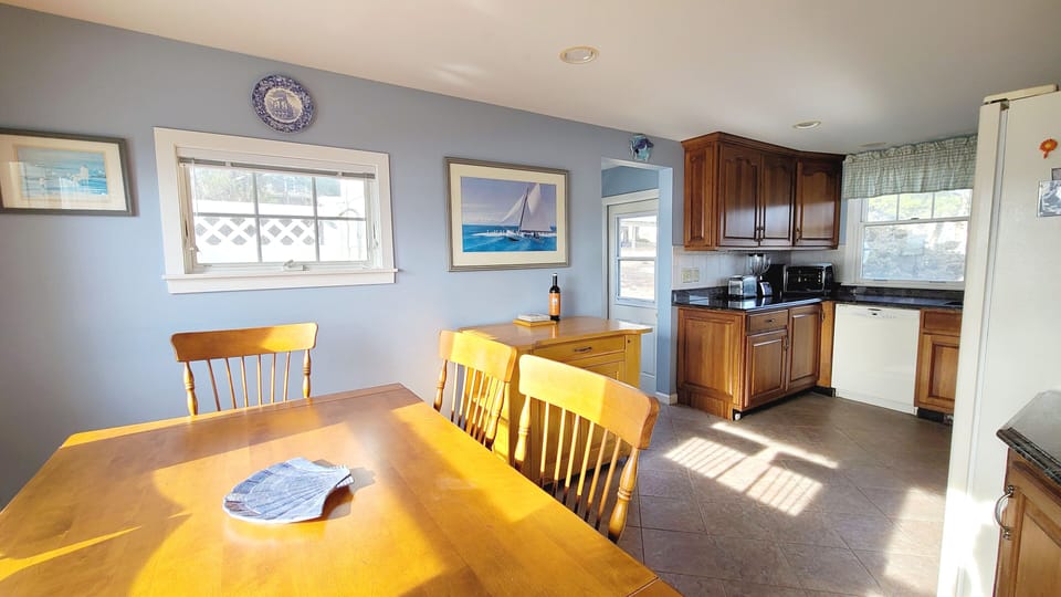 Nicely equipped eat-in kitchen
