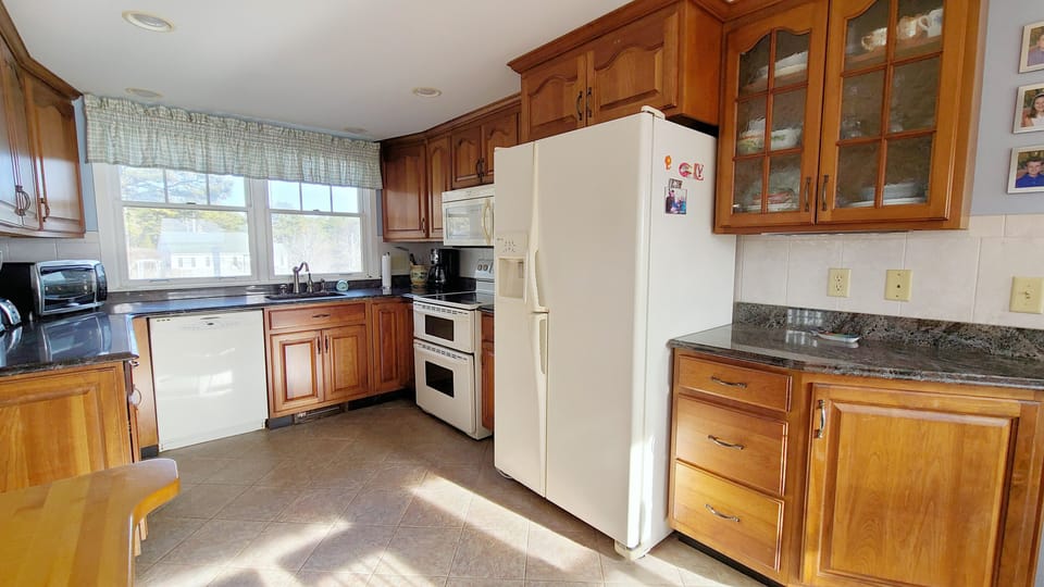 Nicely equipped eat-in kitchen