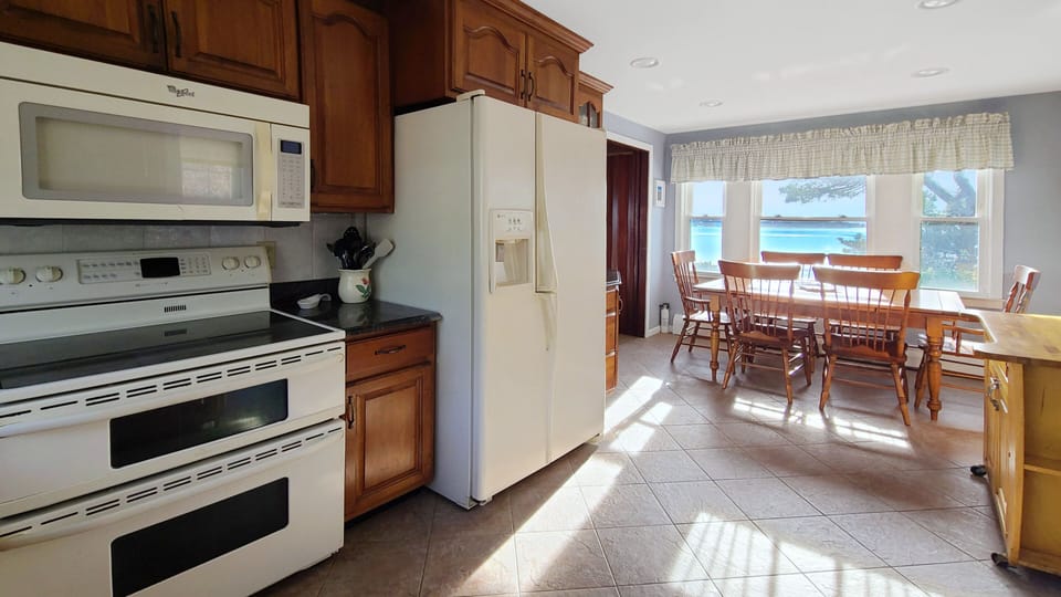 Nicely equipped eat-in kitchen