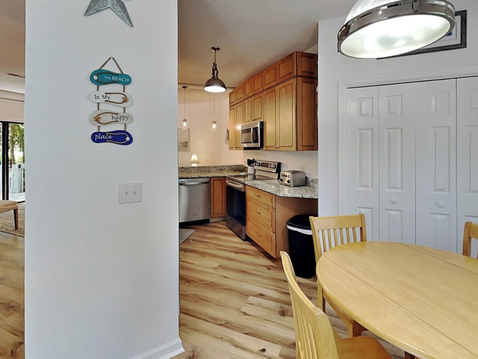 Kitchen & Dining
