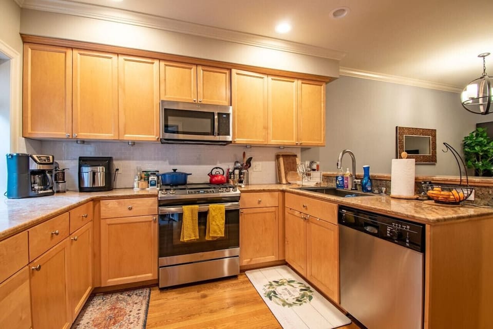 Open spaced kitchen - cook while enjoying quality time with your friends/family in the living room!
