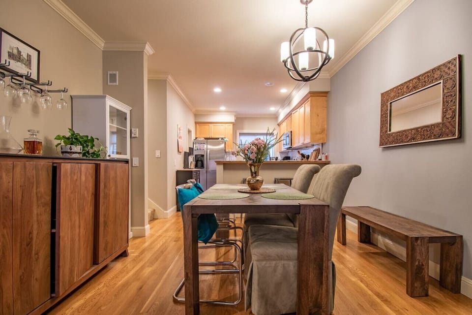 Dining room that can comfortably seat 4! Feel free to move bench to add more! Open concept to enjoy everyone's company.