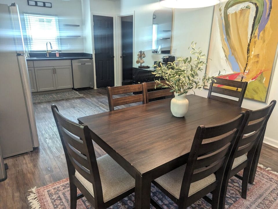 6 person dining area