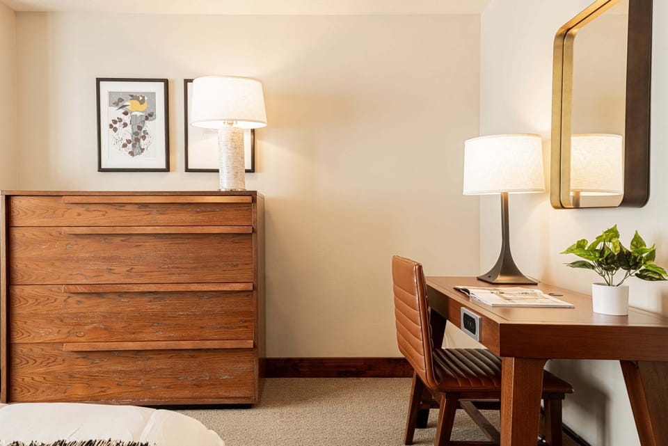 Guest Suite 3 (Unit B) with a work space