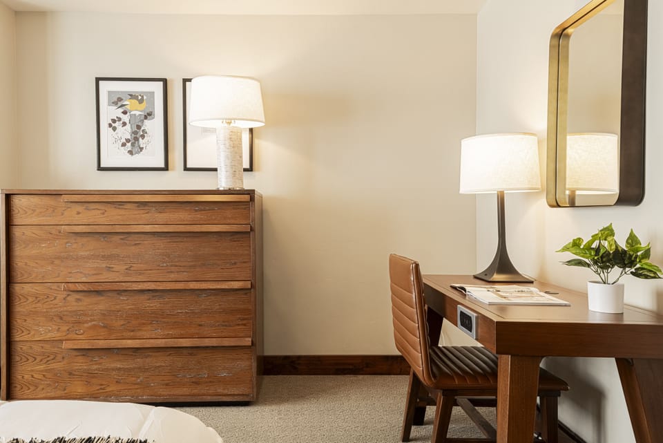 Guest Suite 3 (Unit B) with a work space