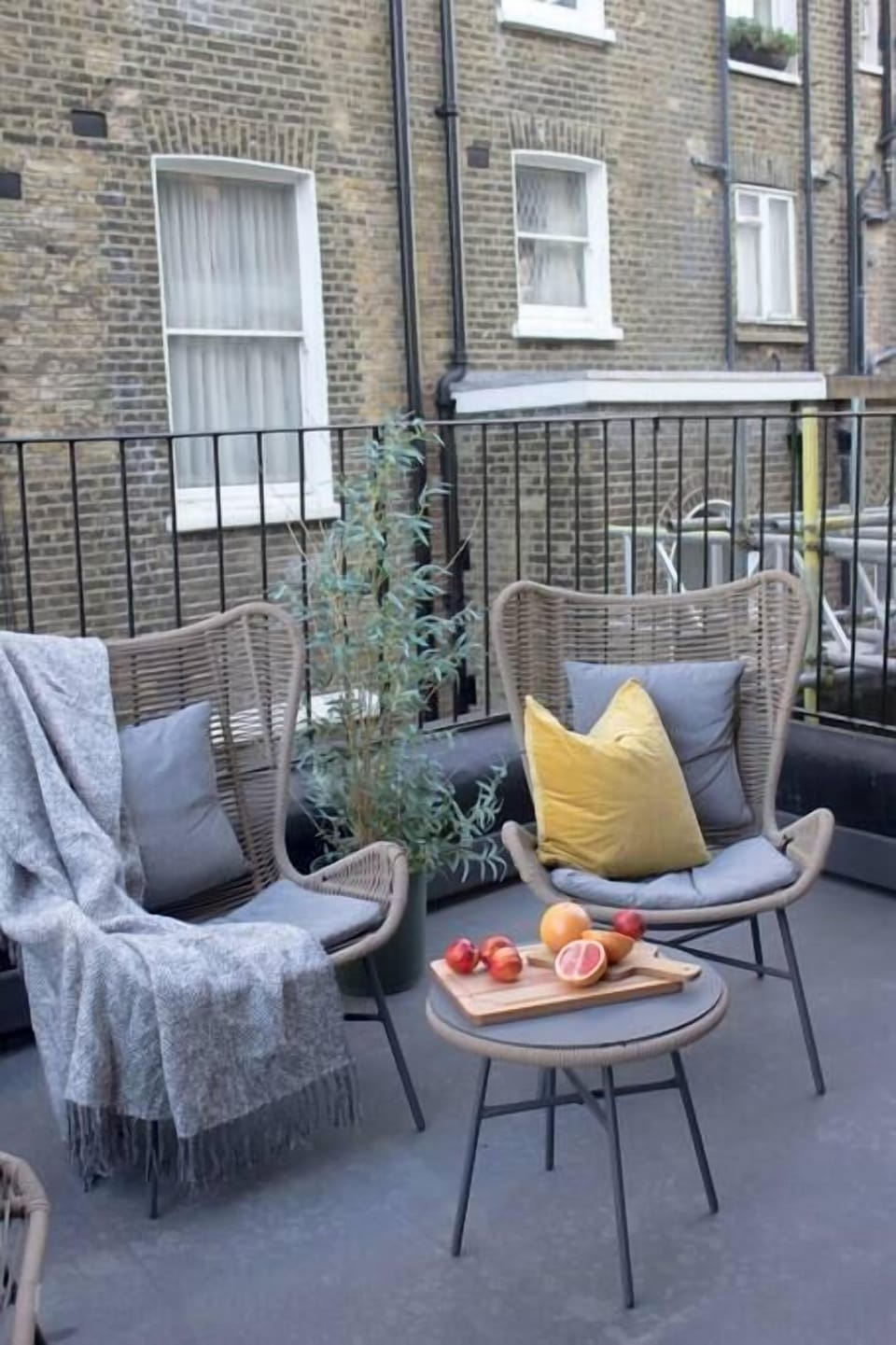 
You will also have free access to a communal terrace to enjoy the beautiful and peaceful view and the comfortable chairs and tables.