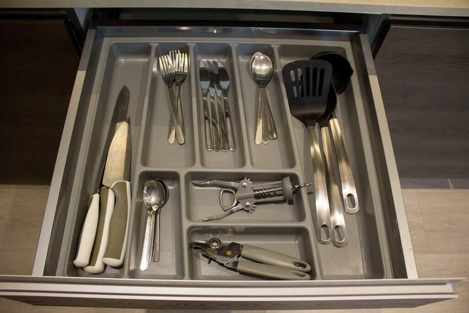 Cutlery and kitchen accessories.
